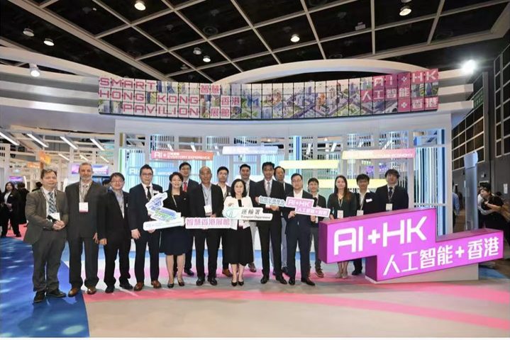 Group exhibition photograph from the supplied government-news screenshot; no individuals independently identified