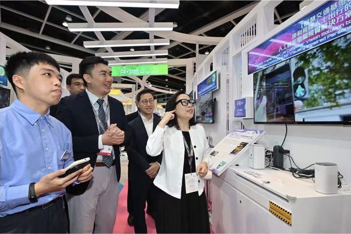 Smart-glasses demonstration shown in the supplied screenshot of Hong Kong government coverage, 13 April 2026